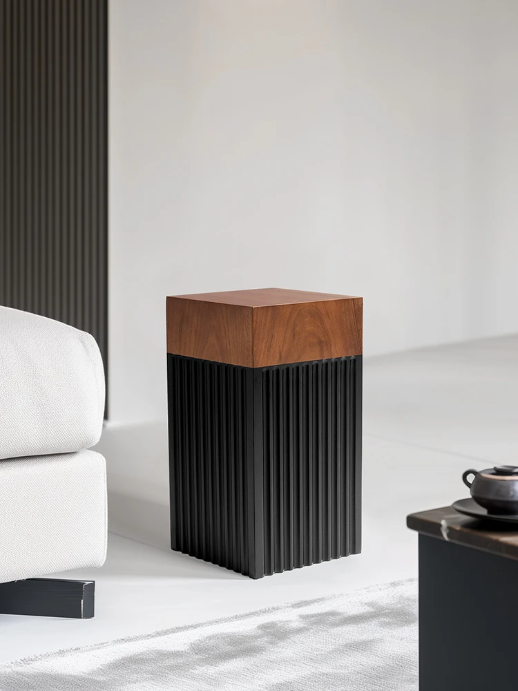 Divano da soggiorno minimalista italiano, tavolo quadrato in legno con bordo molo, tavolino da comodino creativo in legno massello di fascia alta, piccolo caffè