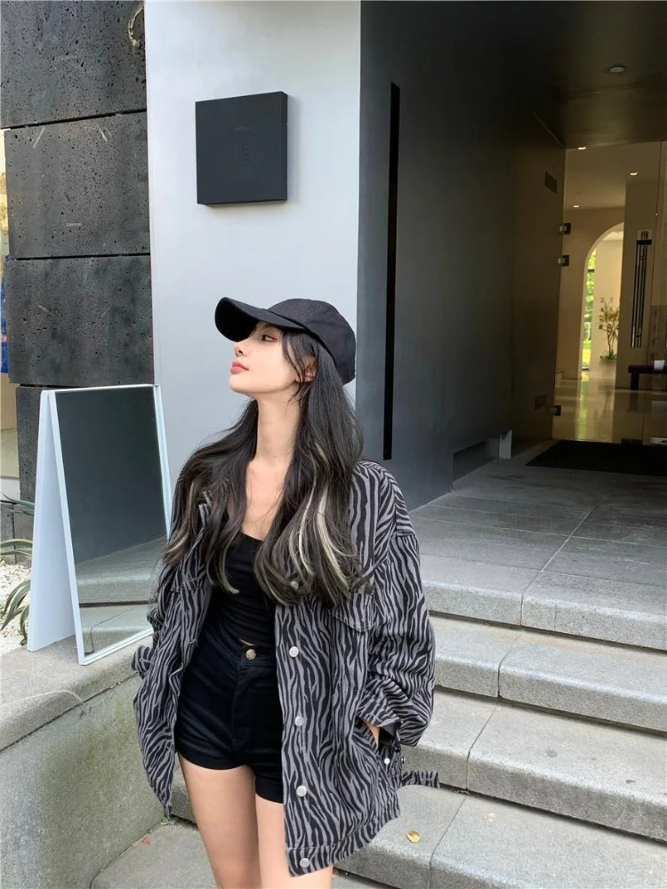 

Корейская версия, женская джинсовая куртка, новинка 2025 года, привлекательная уличная одежда в стиле хип-хоп с принтом зебры, уникальный индивидуальный топ с длинными рукавами