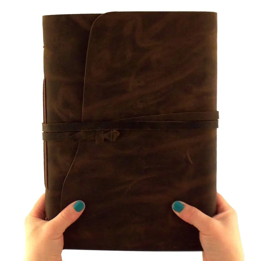 

Фотоальбом в деревенском стиле из натуральной кожи, страницы в стиле скрапбукинга, подарочная коробка в комплекте, вмещает 200 фотографий размером 4x6 или 5x7.