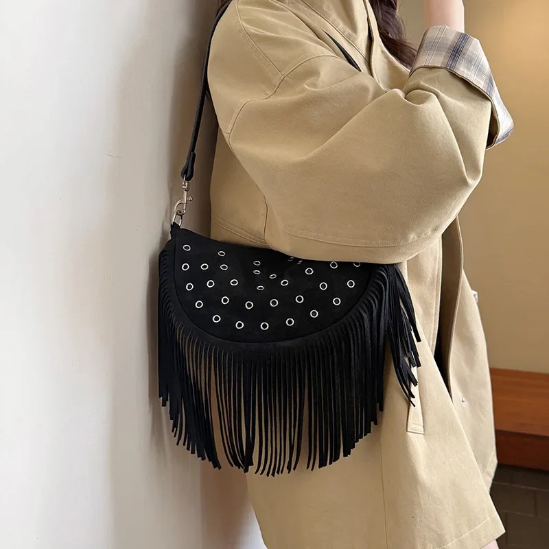 

Women's Large Capacity Crossbody Bag with Tassel Rivet Design Retro Dumpling Shoulder Bag for Stylish Storage