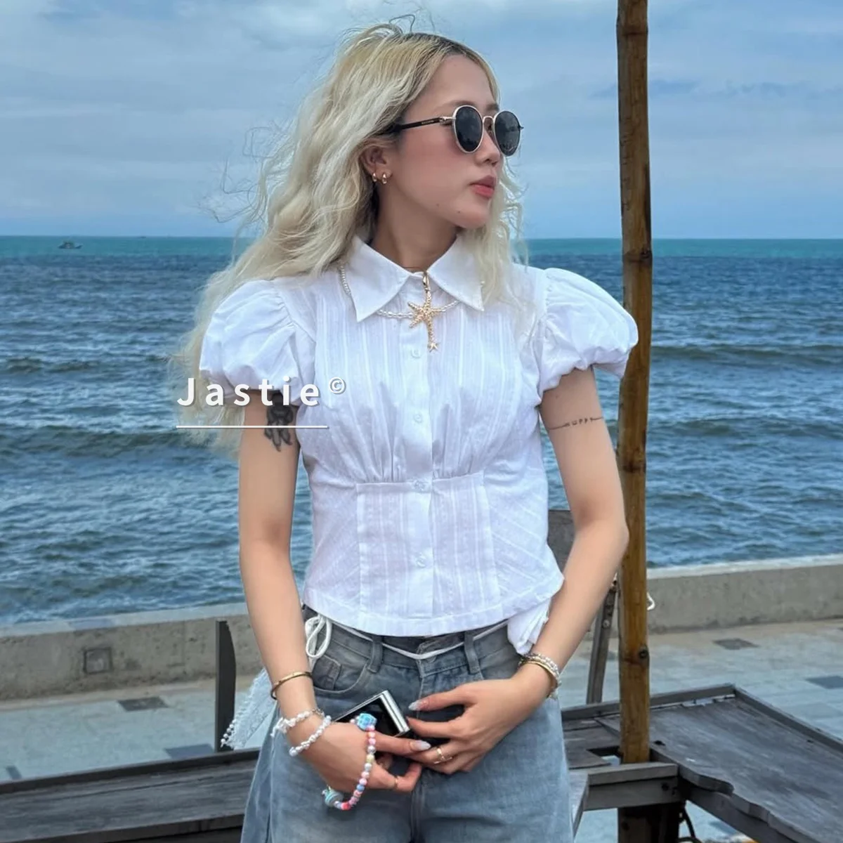 

Французская винтажная белая блузка с пышными рукавами, женская летняя сексуальная рубашка с отложным воротником, текстурированная в полоску, элегантный укороченный топ с приталенным силуэтом, блузы 2026