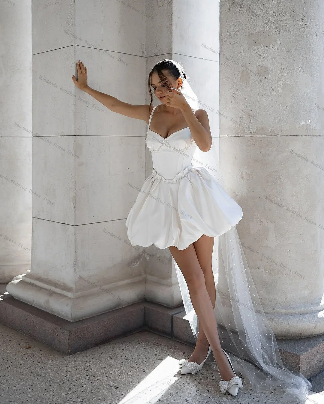 Perles blanches une ligne courte Mini femmes Robe de mariée Sexy sans manches rayure Satin Robe de soirée de mariée plage Boho Robe personnalisée