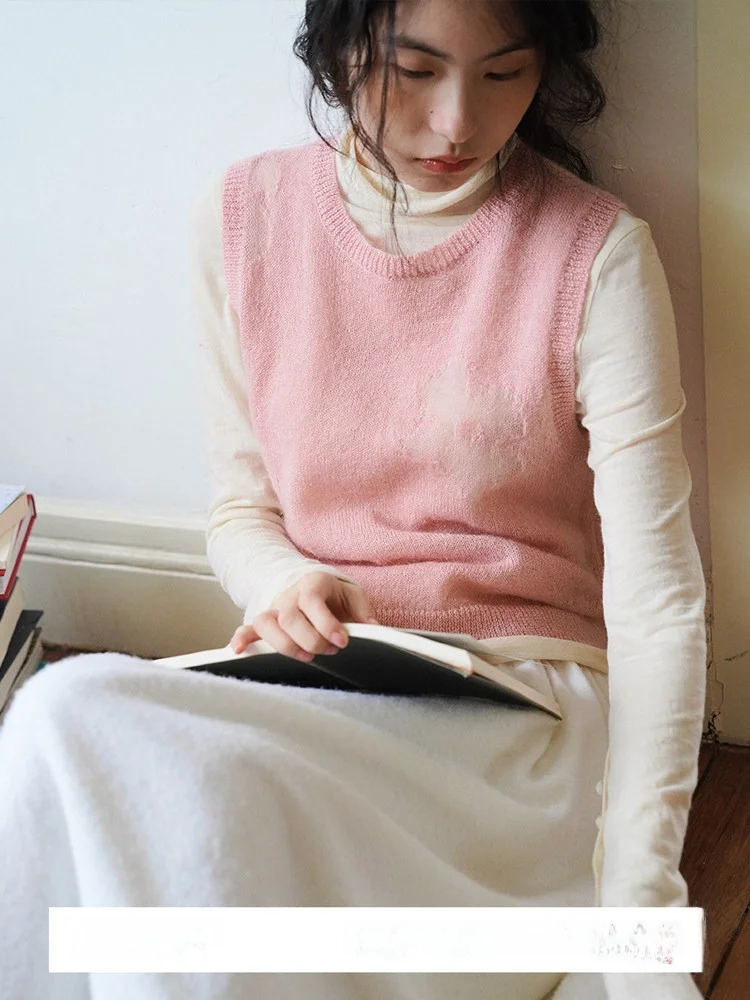 

Женский вязаный жилет из мохера с низкой насыщенностью цвета, топ для многослойного ношения, с ажурным цветочным узором, осенняя коллекция, китайское производство