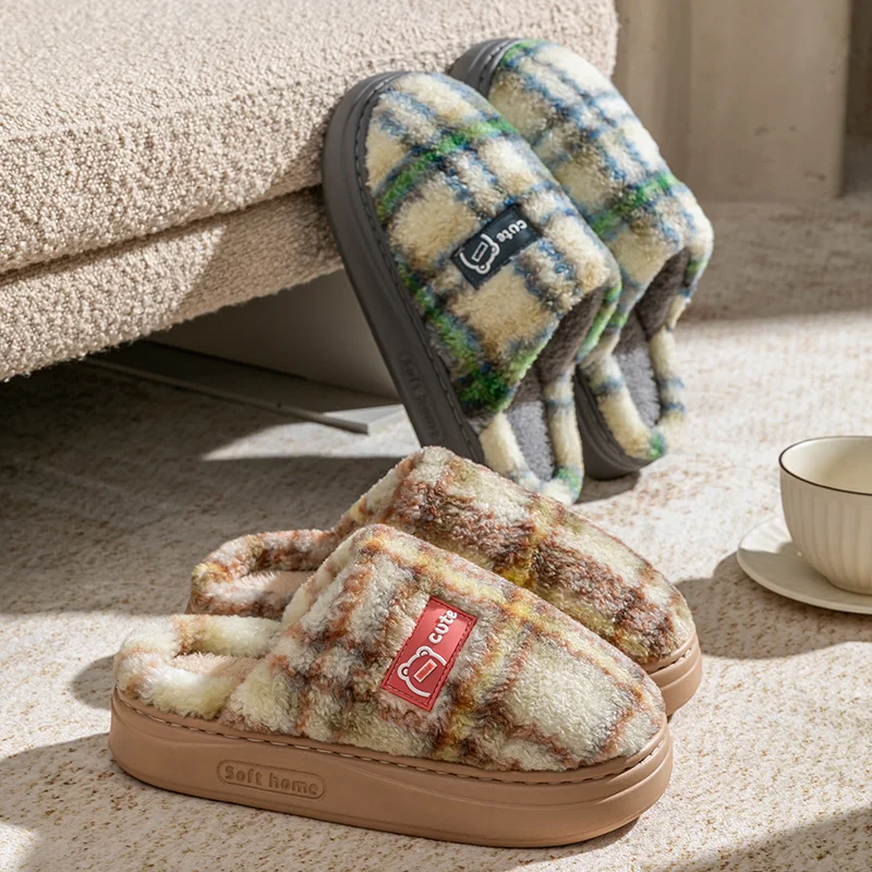 شباشب قطنية نسائية شتوية جديدة للمنزل الداخلي ومضادة للانزلاق دافئة من القطيفة ومضادة للبرد ونعل سميك للزوجين من القطن