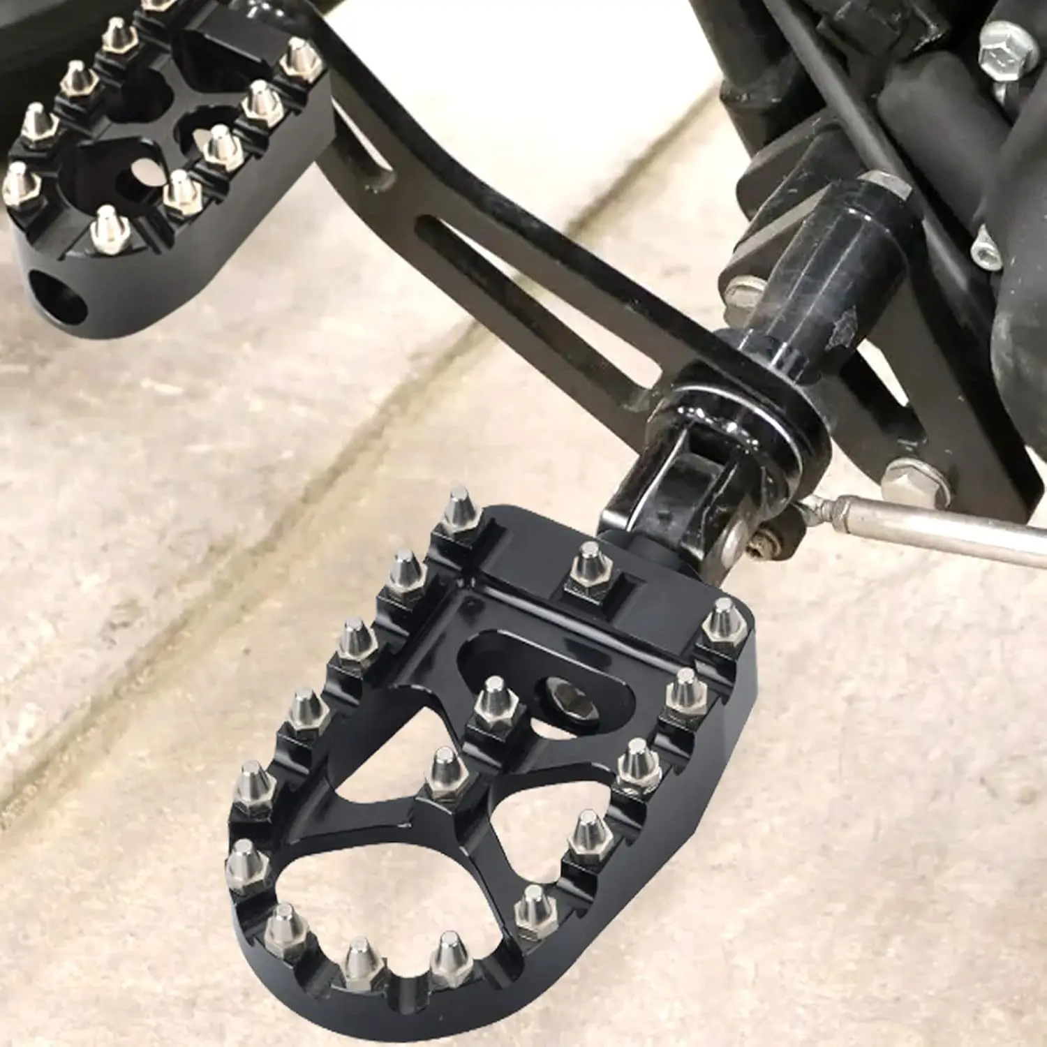 Motorcycle CNC Wide Fat Footpegs 360° Roating Foot Pegs For Harley Dyna Fat Bob Softail Sportster Street Bob Motocross Accessory 2