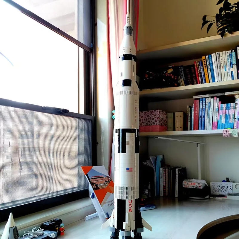 

Классическая модель ракетоносителя «Аполлон-Сатурн V» и пусковой площадки, совместимые с конструкторами, развивающие игрушки для детей, подарки