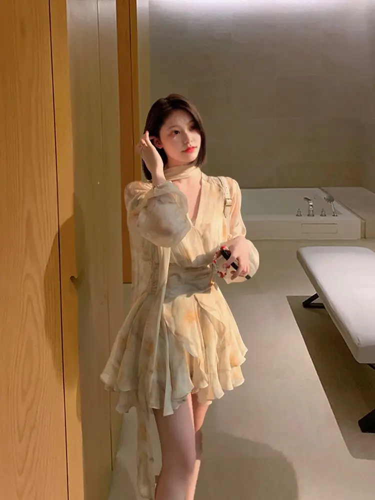 Chiffon-Kleid mit V-Ausschnitt und Puffärmeln, langärmelig, für den Sommer, taillierter, unregelmäßiger, kurzer Rock mit gelbem Blumenmuster