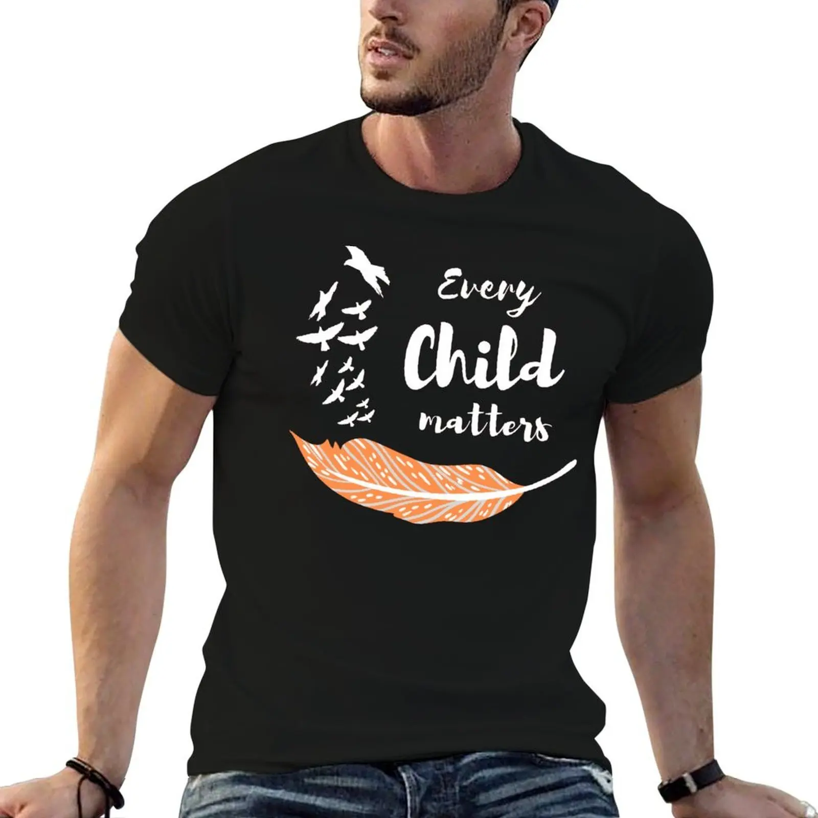 T-shirt basique uni avec texte blanc « Chaque enfant compte » et motif « Plume d'oiseau – Vérité et réconciliation », pour usage quotidien