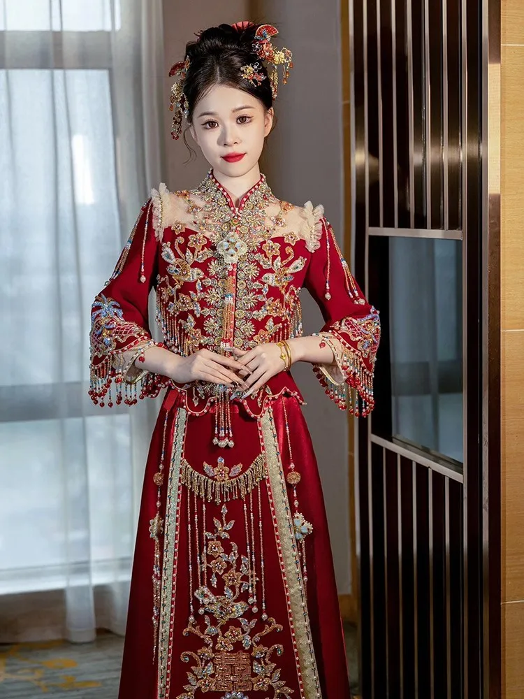 

A new style of traditional Chinese dragon and phoenix gown for in red velvet dress