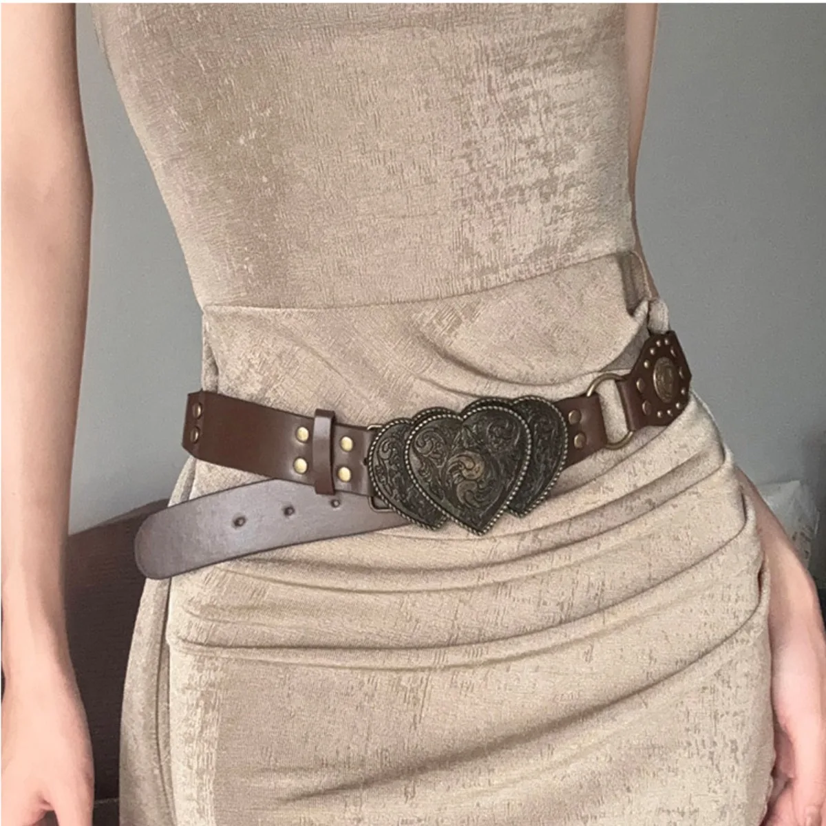 Vintage carved women's wide waistband with heart-shaped buckle and rivet details, suitable for daily commuting and party wear