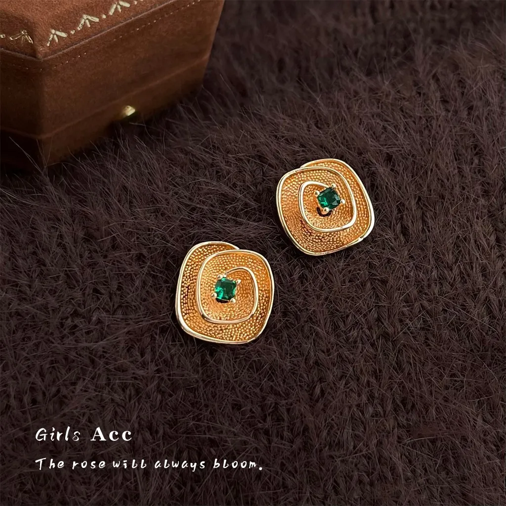 

Vintage Mid Century 3D Flower Zircon Stud Earrings High Quality Retro Literary Light Luxury Floral Advanced Sense Earrings Women