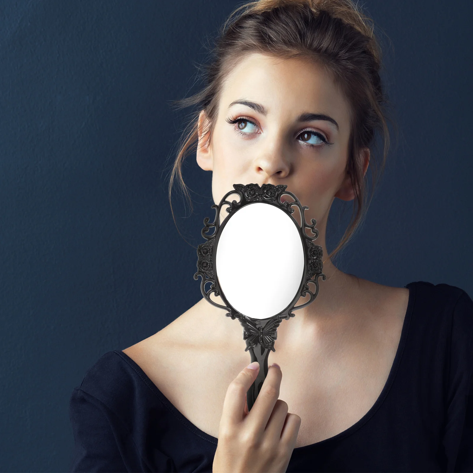 مرآة مكياج مدمجة للنساء بتصميم زهور محمولة باليد للسفر باللون الأسود اللطيف المزخرف