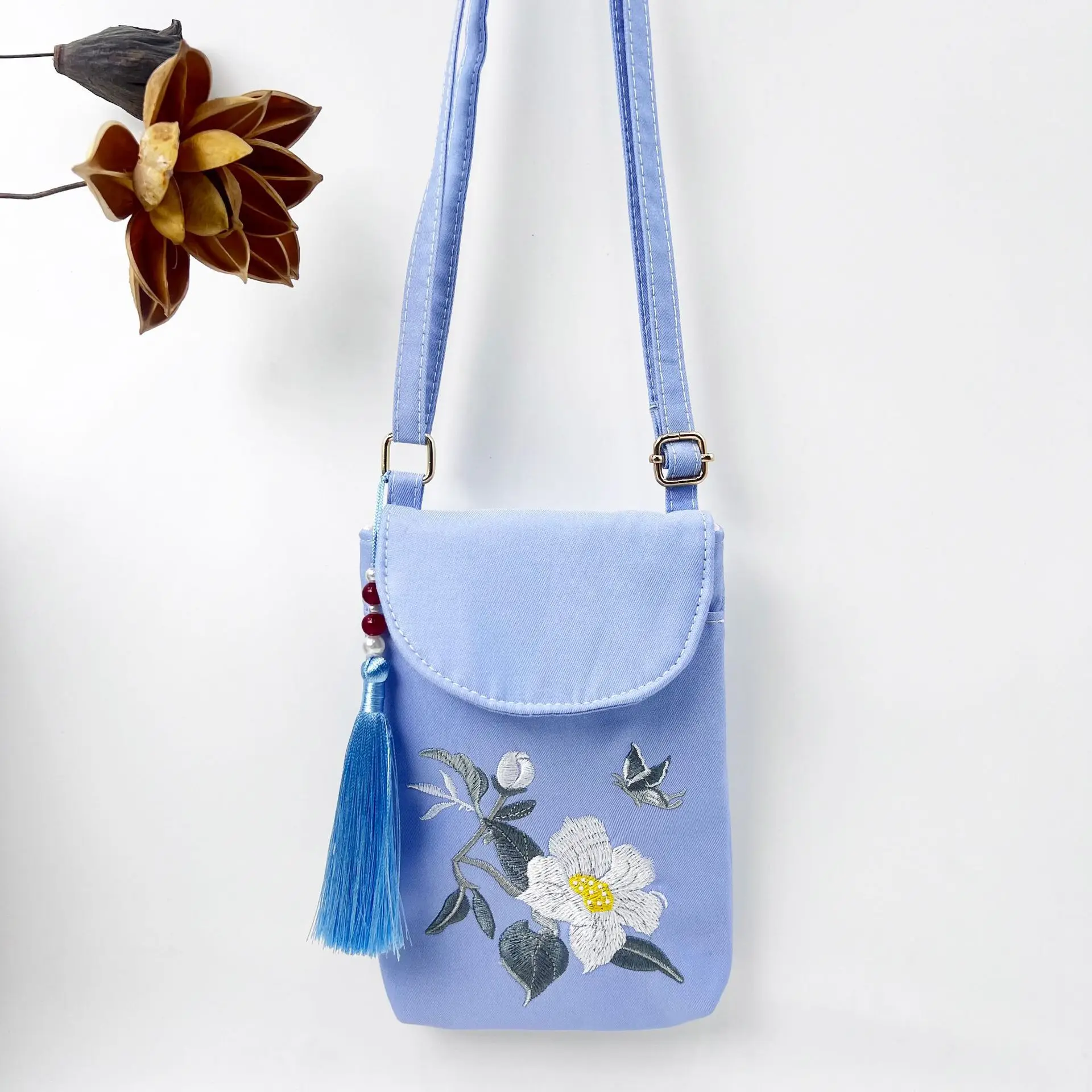 Bolso cruzado Hanfu bordado de estilo chino, bolso artístico versátil de seda para teléfono móvil, pequeño bolso de hombro fresco con borlas P3