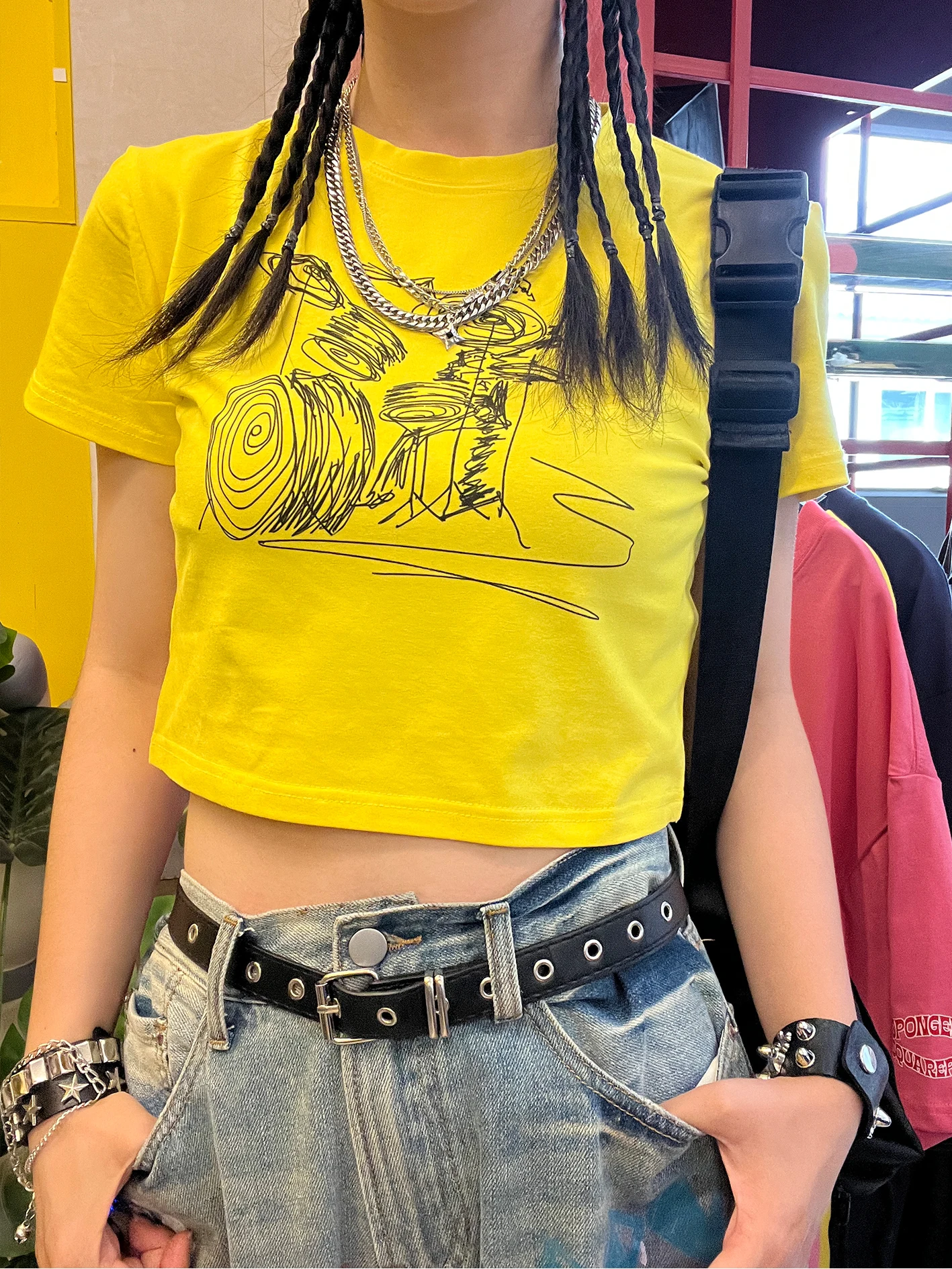 top-corto-amarillo-con-estampado-de-bateria-estilo-retro-americano-y2k-manga-corta-coleccion-share-by-wang-studio-verano