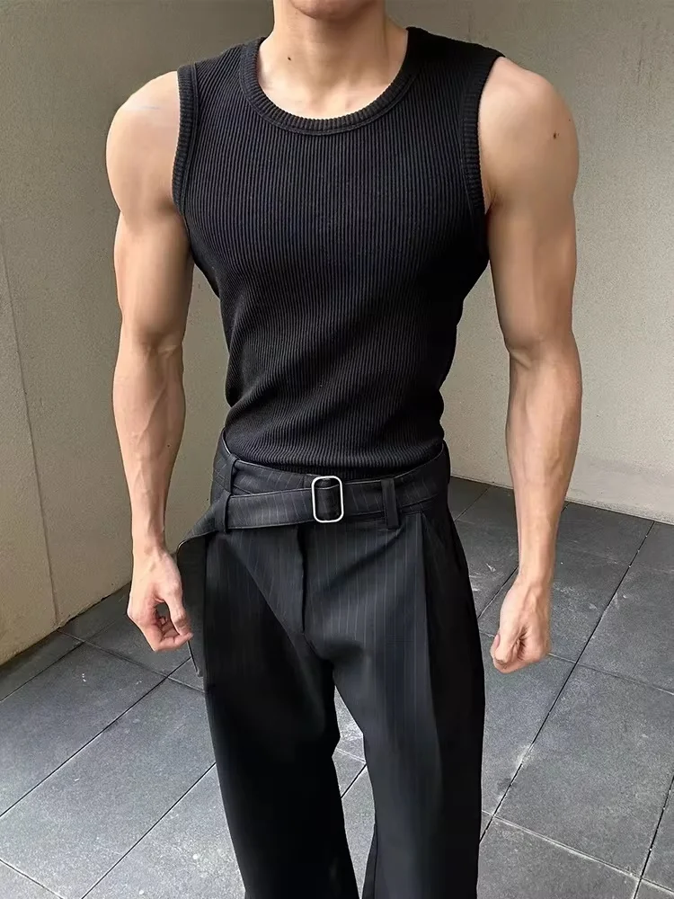 Camiseta sin mangas elástica y transpirable de estilo americano con canalé negro para hombre, ideal para fitness, muestra músculos, ajuste estándar, disponible online.