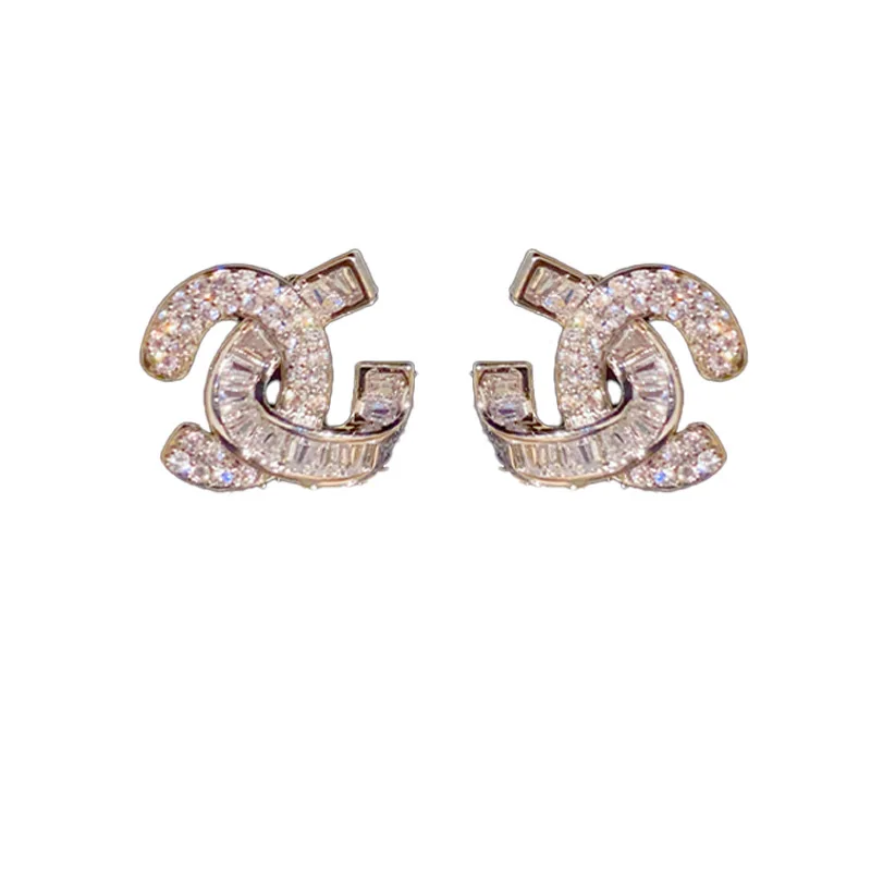 أقراط C مزدوجة متقاطعة بسيطة وفاخرة s925 إبرة فضية أقراط مرصعة بالألماس بمزاج راقي