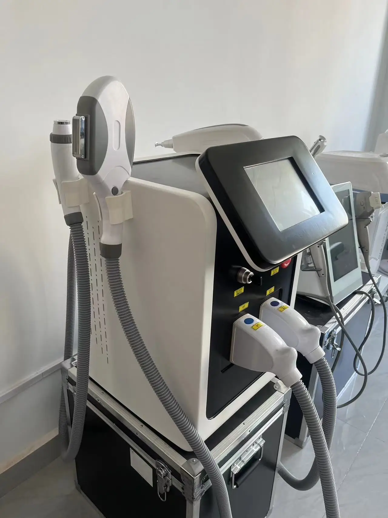 

Многофункциональный аппарат 3-в-1: E-light, Nd:YAG лазер, IPL для перманентного удаления волос, удаления татуировок, RF-лифтинга, омоложения и отбеливания кожи