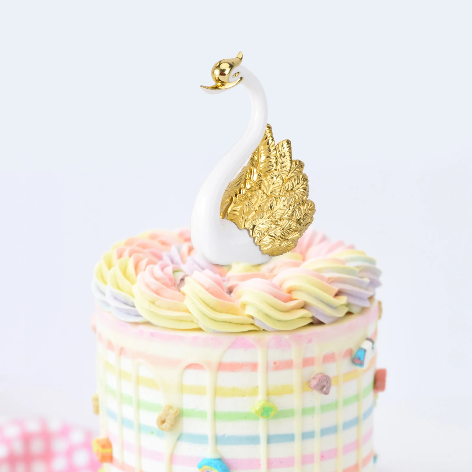 

2Pcs Crown Swan Plastic Sculpture Golden Desk Ornament Creative Cake Decoration Desktop Adornment Home Office Craft Display