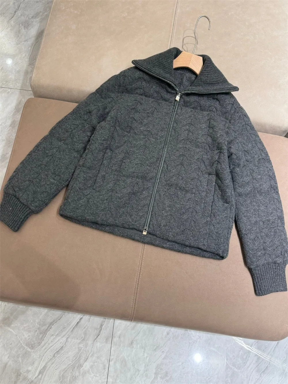 High-Quality L*P Twisted Cashmere Goose Down Jacket With Pwure Cashmere Outer Layer And White Goose Down Filling