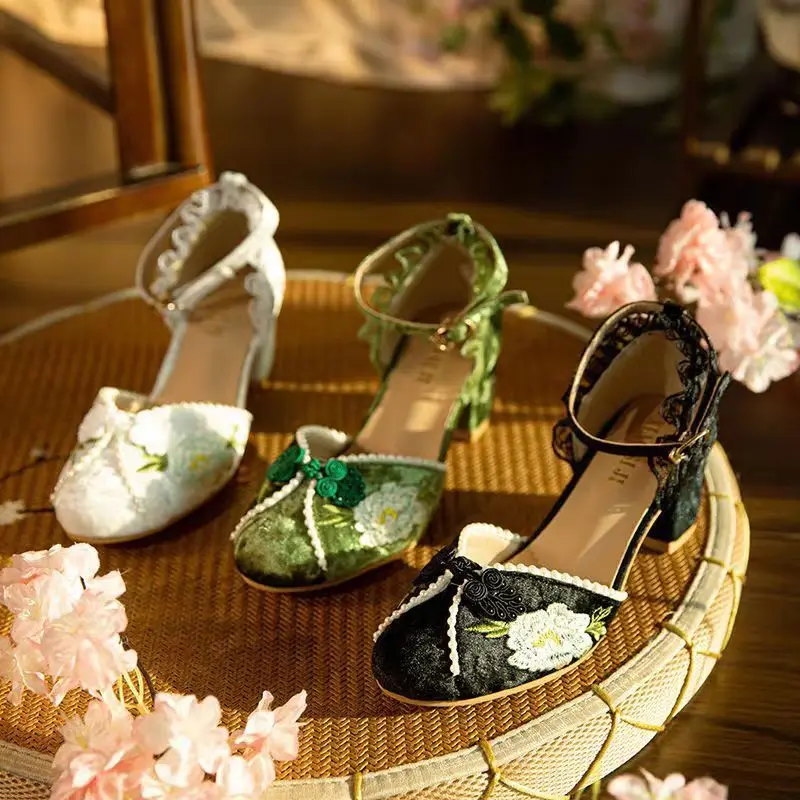 Scarpe singole Qipao verdi tacchi alti ricamati scarpe da donna con perle di fiori retrò