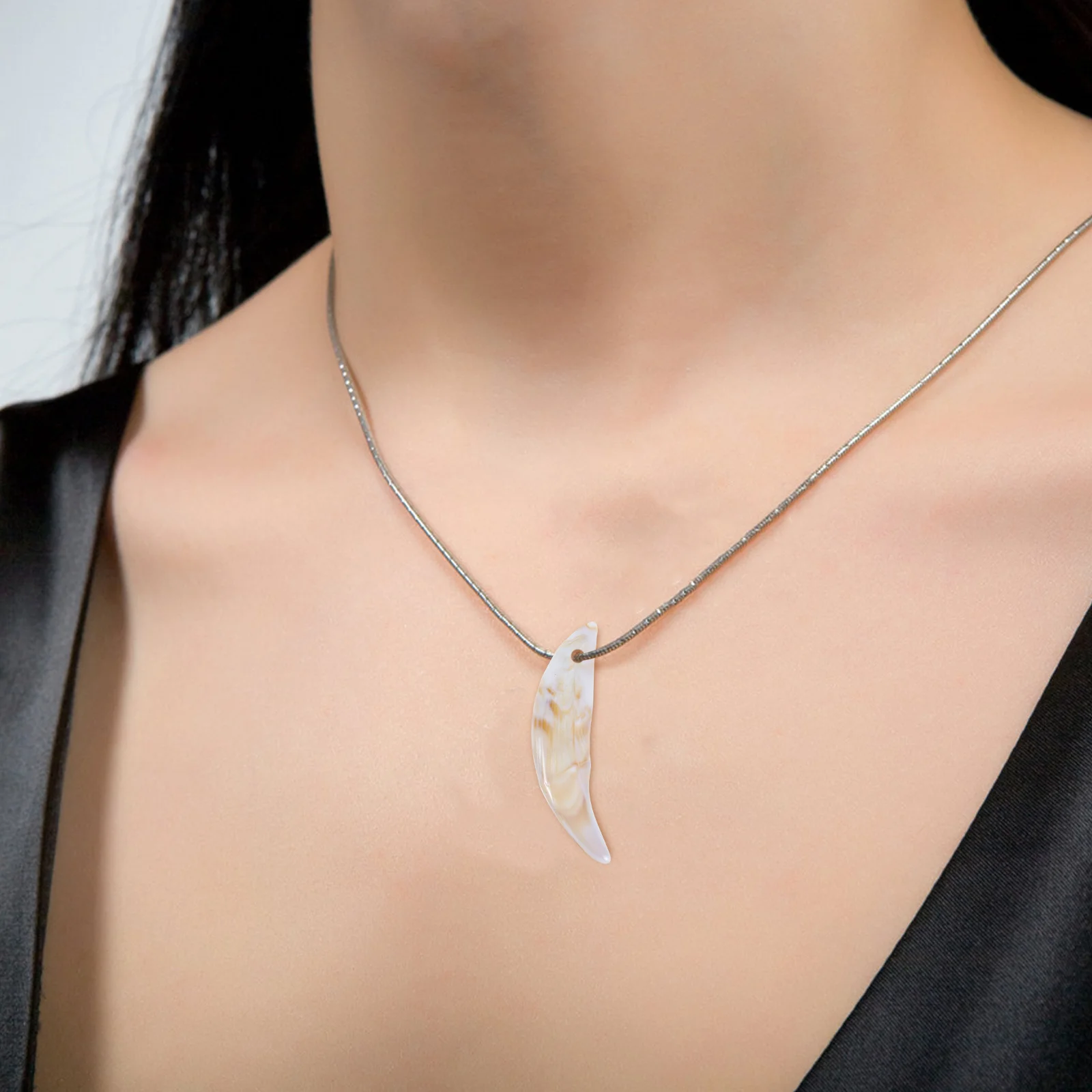 

25Pcs Plastic Wolf Teeth Pendants Compact DIY Jewelry Making Charms for Bracelets Necklaces Halloween Costume Accessories