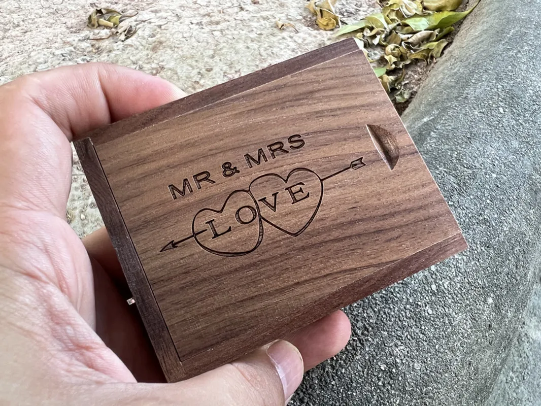 USB 2.0 플래시 드라이브 레이저 조각 Mr & Mrs 디자인 나무 하트 패턴, 결혼식 커플 부모용