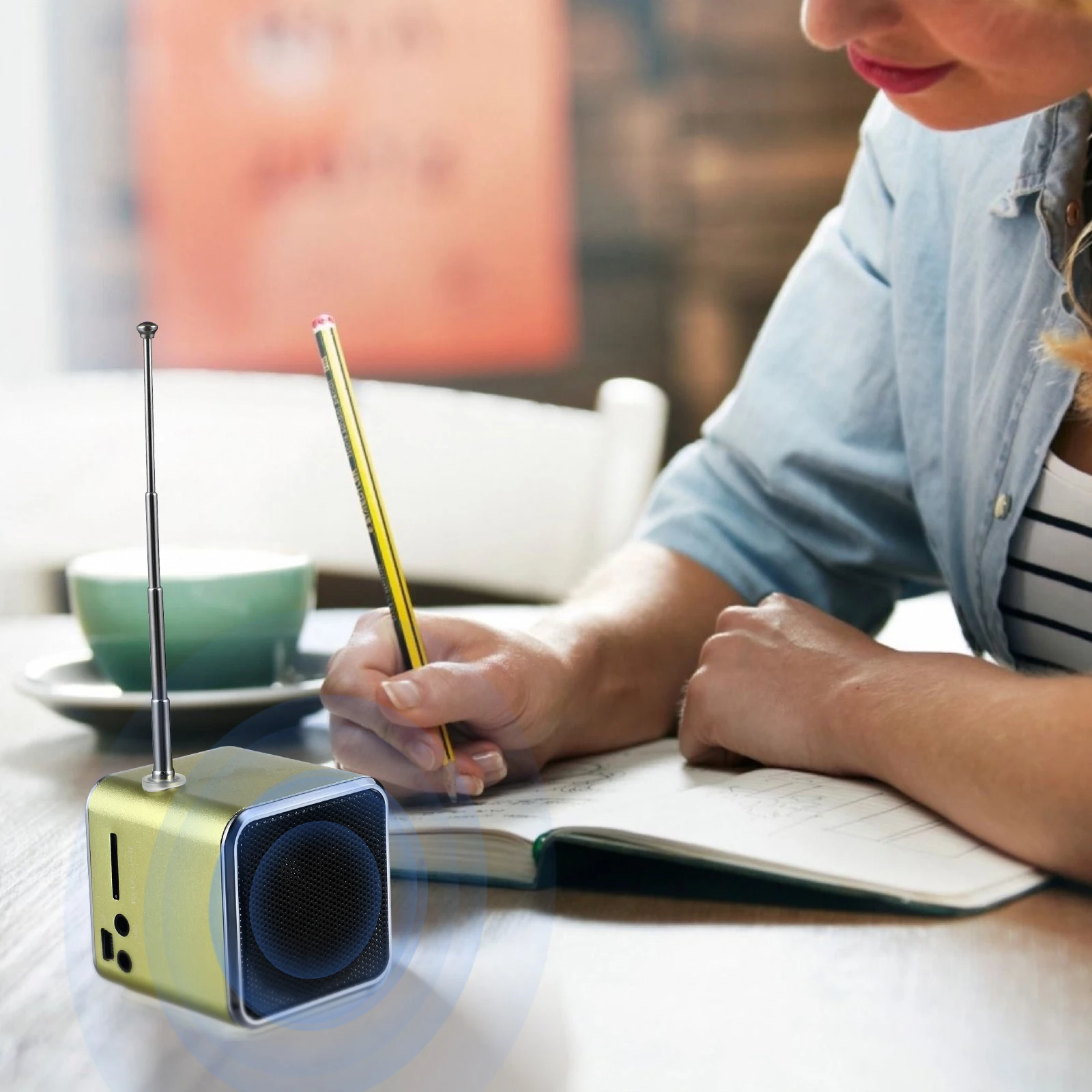 

Mini Portable Digital Speaker Fm Radio Mp3 Player Usb Card 3.5Mm Audio Input Led Display Multi-Color Light Green