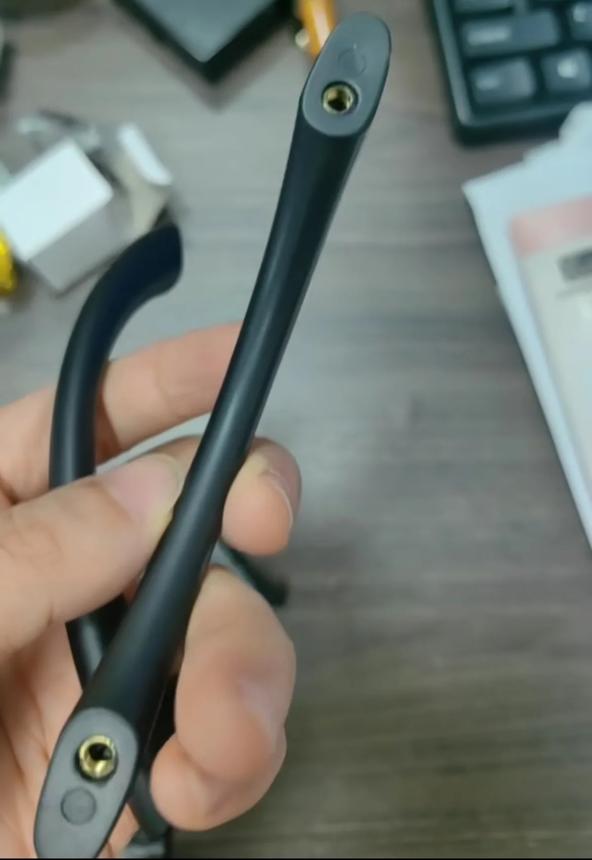 Maniglia in plastica nera Nuovo design Maniglia per armadio da cucina Armadio in lega d'oro Maniglia per porta del cassetto Maniglie in alluminio per mobili