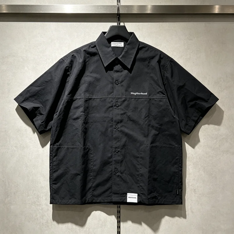 Japan Tokyo NBHD Chest Label Kurzarmhemd für Herren und Damen – Hochwertiges City-Boys-Office-Commuter-Hemd mit V-Ausschnitt und Saum-Label