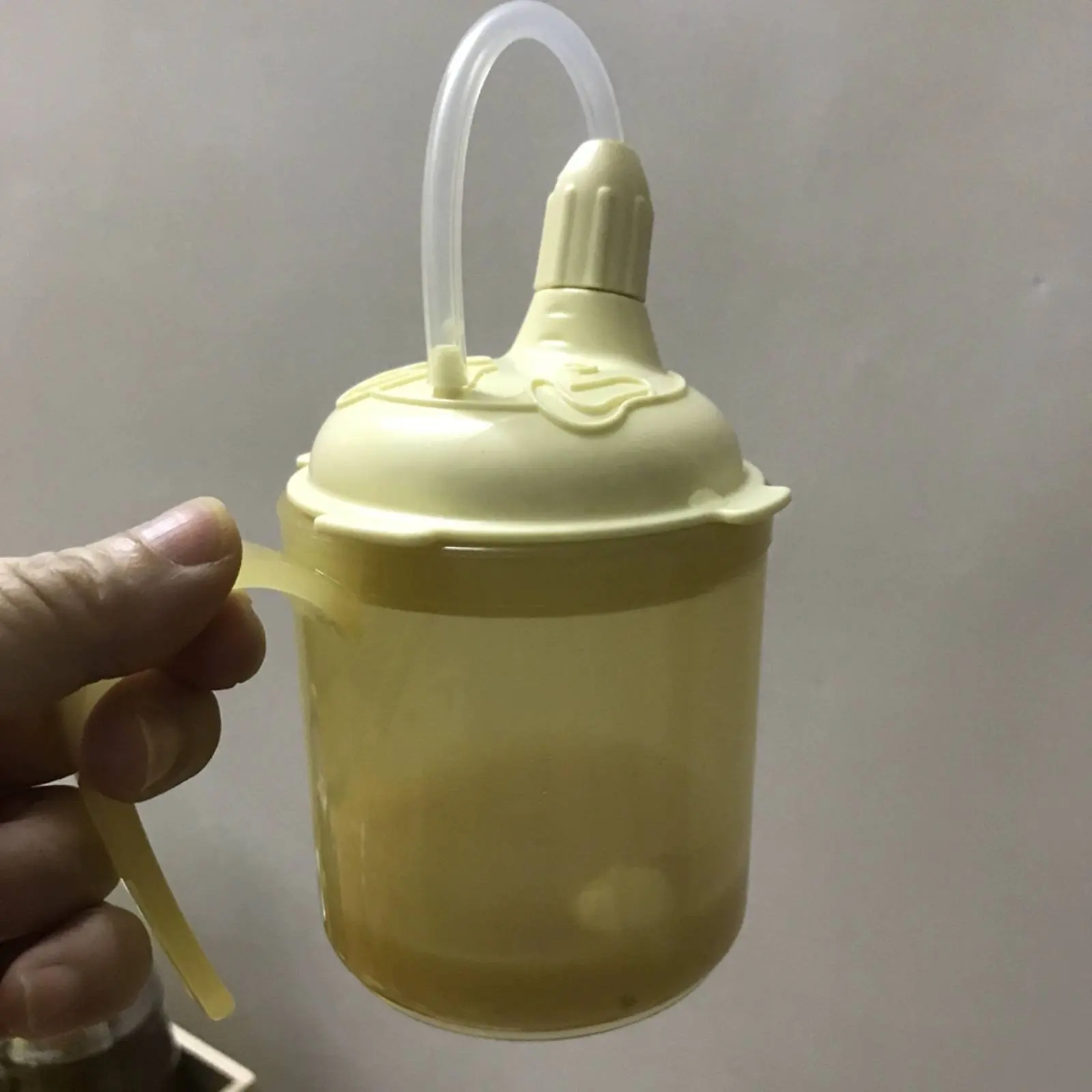 bedridden-patient-drinking-mug-drop-resistant-liquid-food-container-with-straw-elderly-drinking-aid-multi-functional