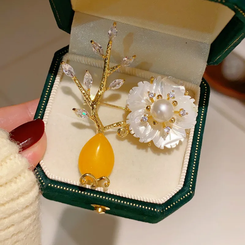 CC Elegant Brooch Natural Shell Suit Pins Imitation Beeswax Flower Shape Badges Cheongsam Chinese Style Brooches High-end B94