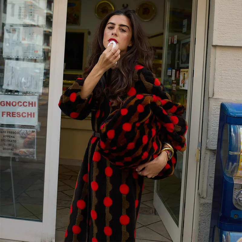 

Дизайнерское красное зимнее пальто в горошек для женщин, пушистое макси-пальто с круглым вырезом, теплая длинная куртка с рукавами-фонариками, 2025 г., новая женская одежда