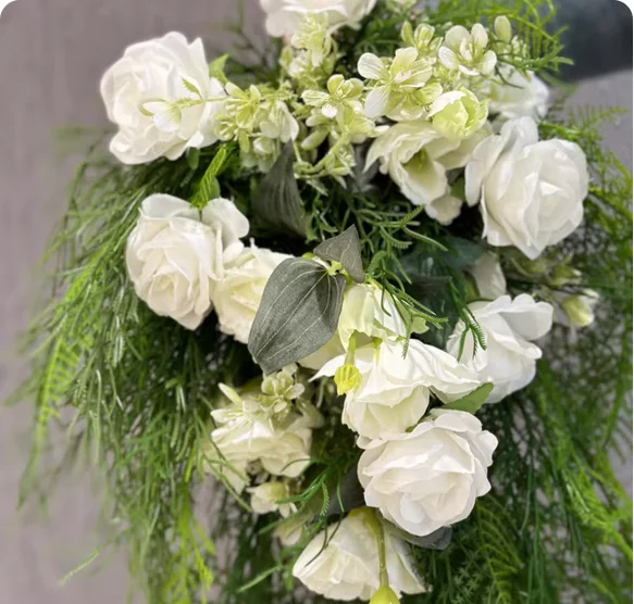 Photo studio holding flowers Bride's license Wenzhu white rose retro oil painting autumn section cloth yarn photo studio props w