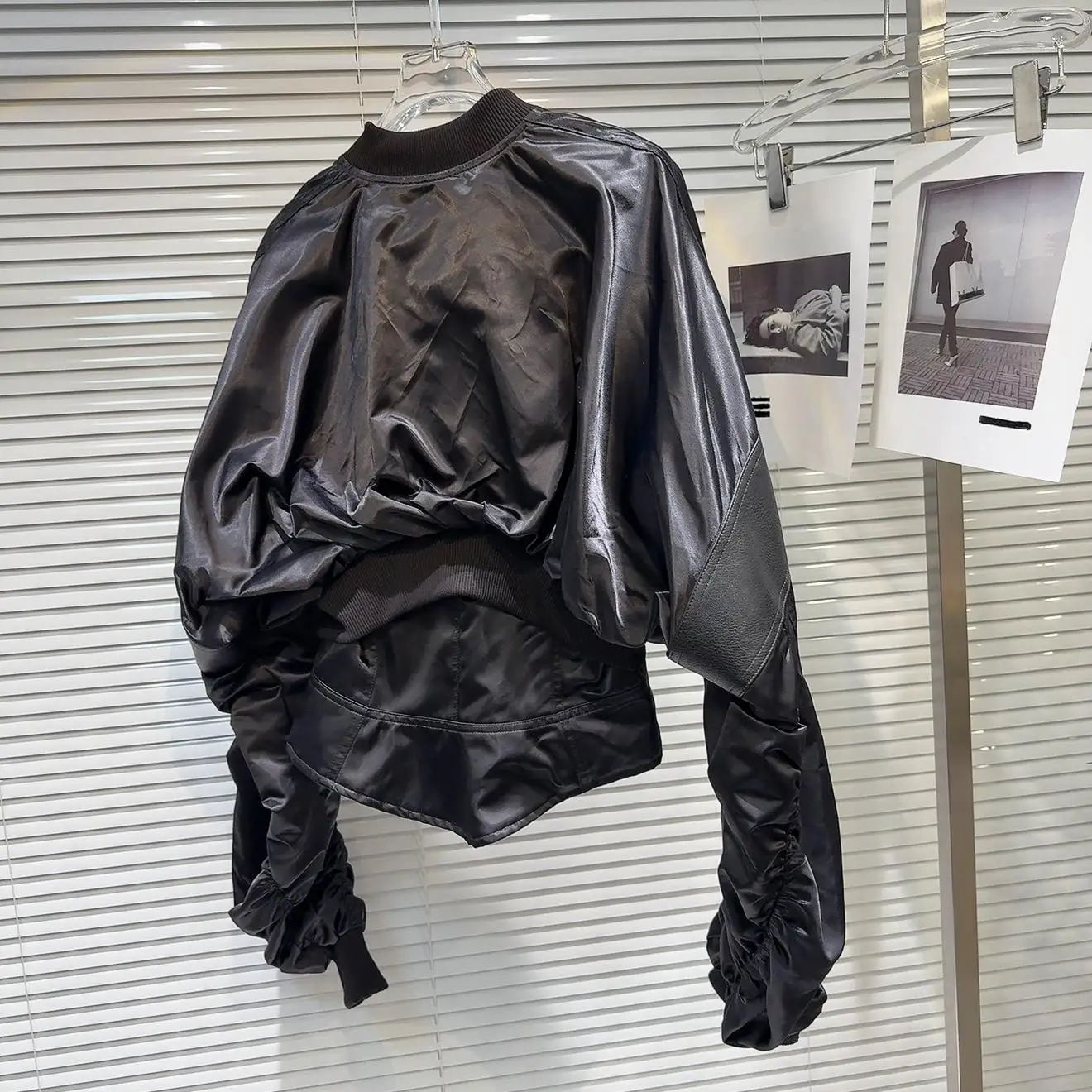 Kurtka damska k Cool ort ze skóry PU z satynowym wzorem, modelująca talię, modna, jesienna, nowa, z efektem łączenia materiałów, w stylu hot-pepper.