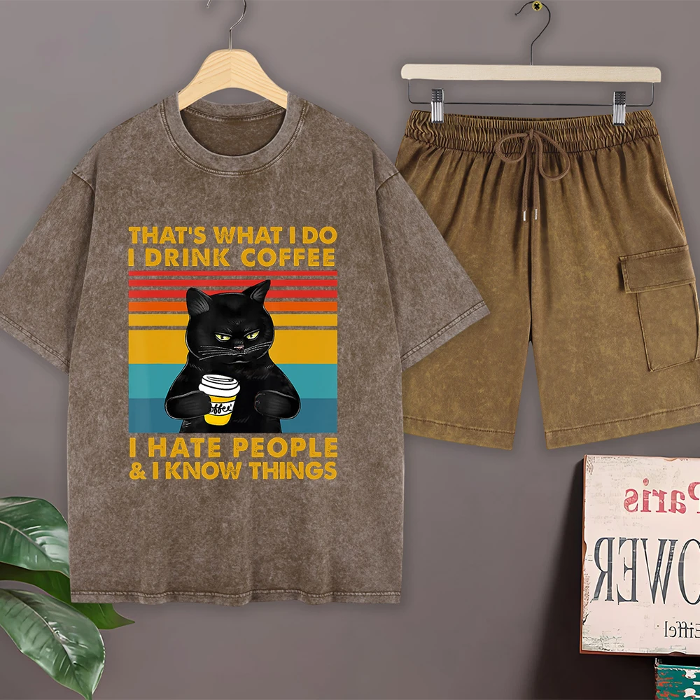 

Мужской летний комплект: футболка оверсайз с принтом «Кот любит кофе, ненавидит людей» (хлопок, эффект потертости) и шорты карго с коротким рукавом и круглым вырезом