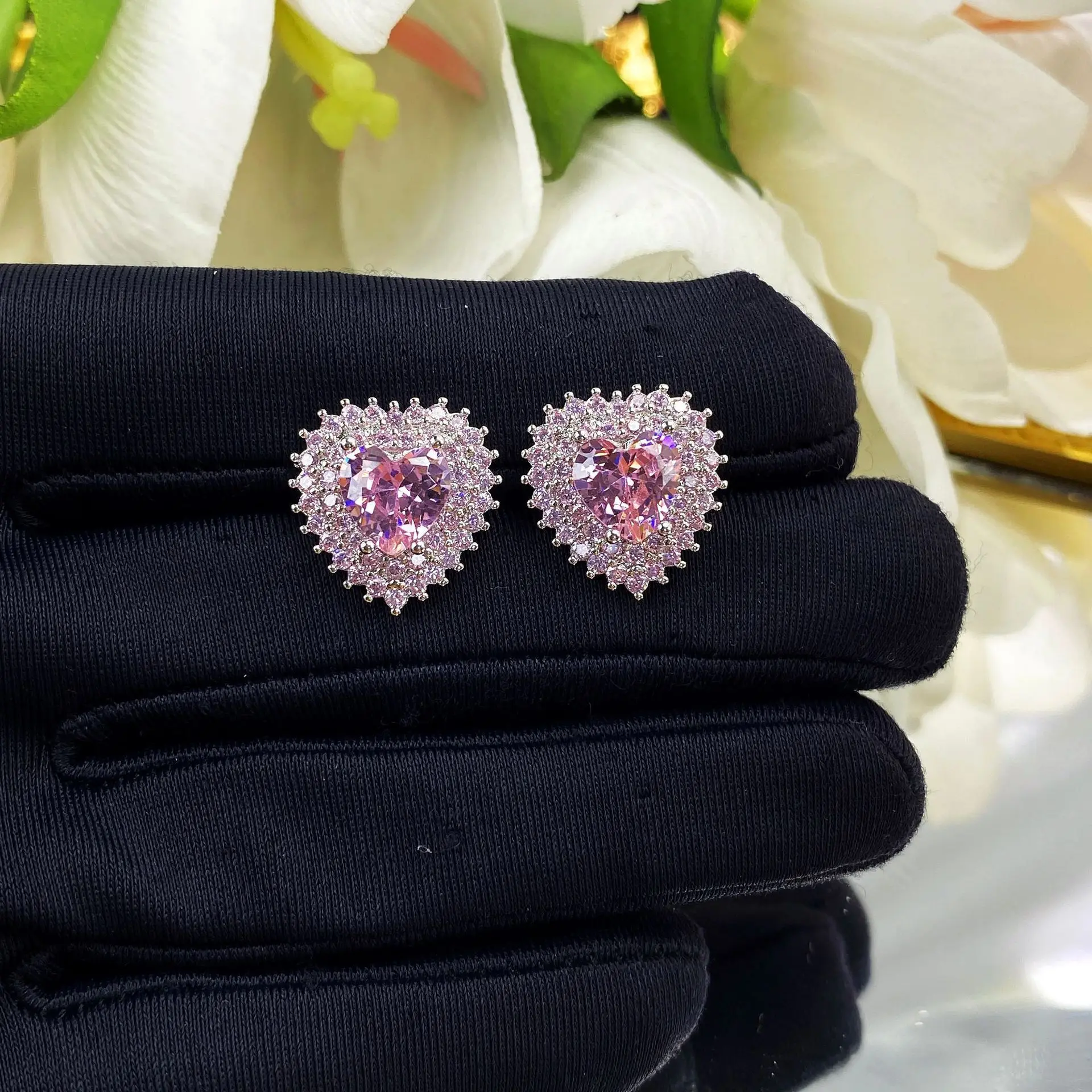 Internet celebrities with the same sweet and cool light luxury powder heart earrings bright full of diamonds cute Barbie pink di