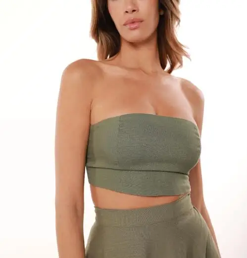 طقم مكون من قطعتين ملابس نسائية لصيف 2025 جديد بلون سادة بدون أكمام بلوزة قصيرة وخصر عالي طقم تنورة غير رسمية برباط