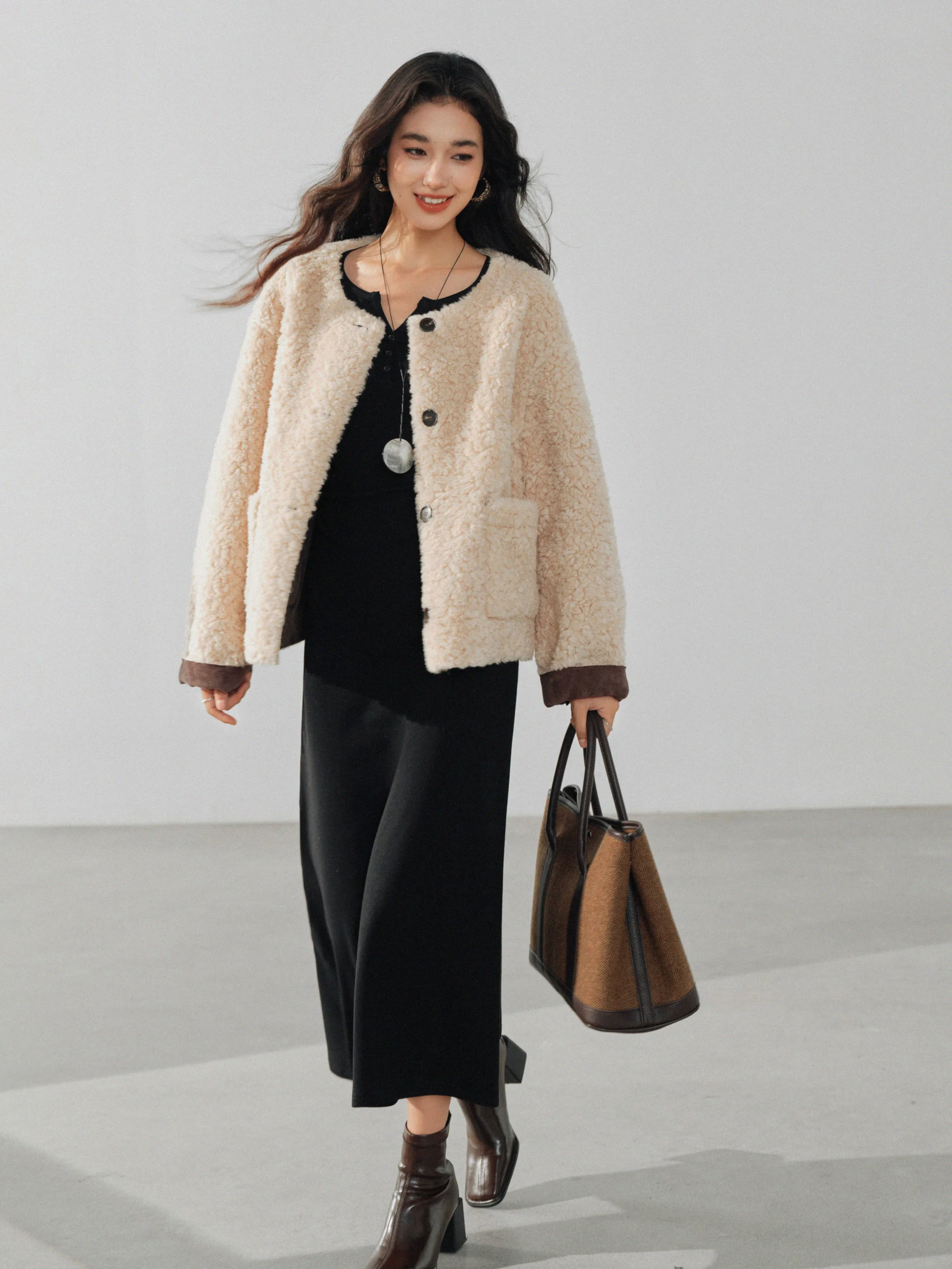 Reversible Shearling Jacket Women Winter Warm Fleece Lined Coat Vintage Loose Fit Outerwear Cozy Round Neck Short Plush Overcoat