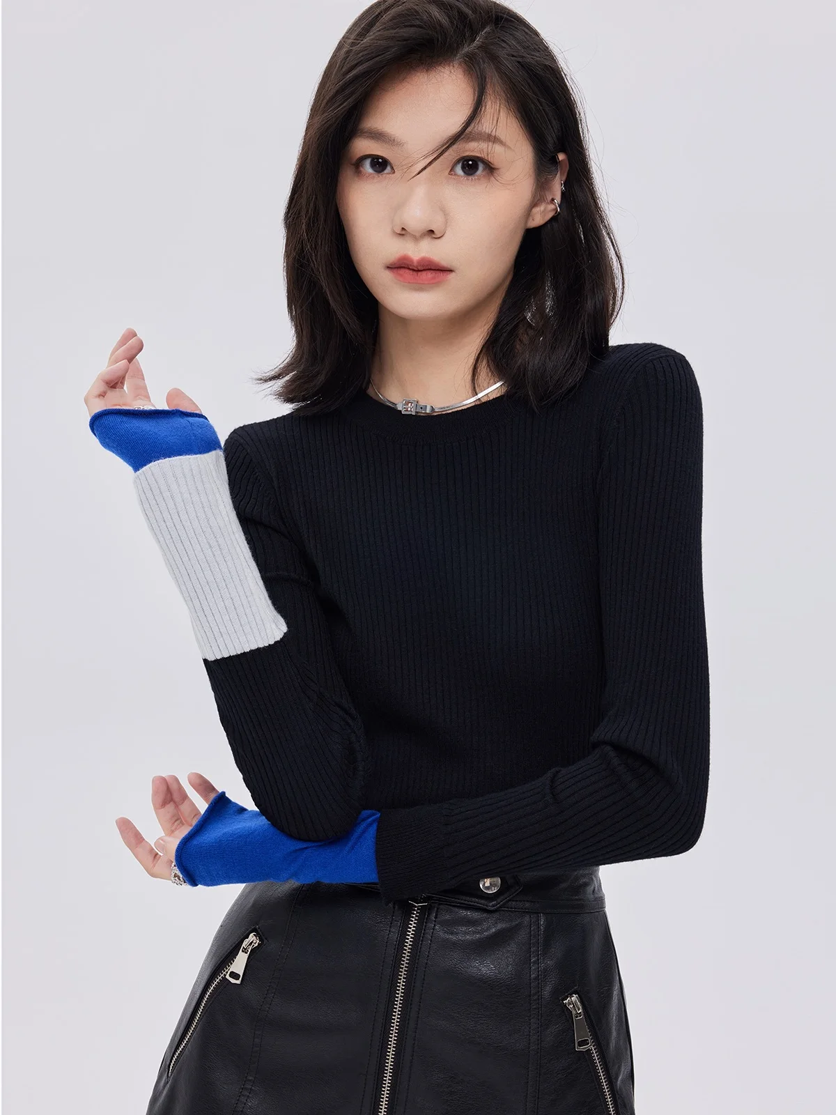 

Spring and Autumn New Women's Knitted Sweater, Black Pullover Long Sleeved Base Sweater with Contrasting Color Splicing