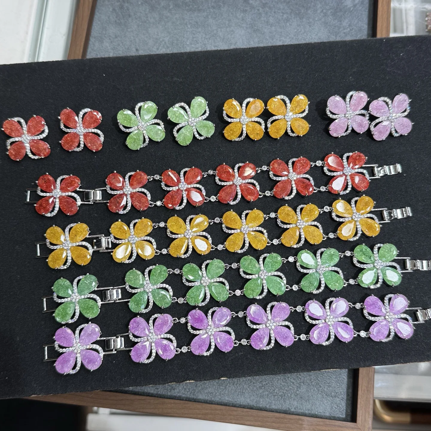 

Fashion Micro Inlaid Zircon Bracelet And Earring Set Sparkling Jewelry Set for Women