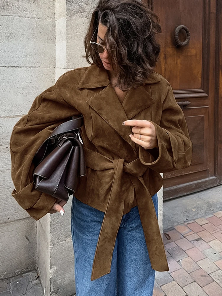 Brązowa kurtka zamszowa sznurowana, modna, elegancka, z klapami, dekoltem w serek, długim rękawem, luźna, krótka odzież wierzchnia damska, jesienna, codzienna, w stylu high street.