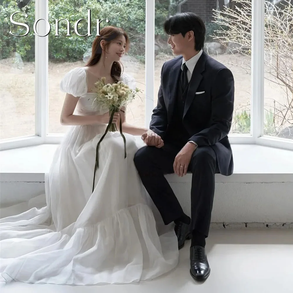 Suknie ślubne koreańskie na zamówienie Sondr, sesja zdjęciowa, kwadratowy dekolt, bufiaste rękawy, długość do podłogi, gorset, koreańskie suknie ślubne 웨딩드레스