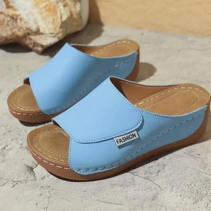 

Повседневная обувь без шнуровки на толстом каблуке, женская обувь, тапочки на плоской подошве с наклонным каблуком и широким ремешком, простая модная резиновая подошва