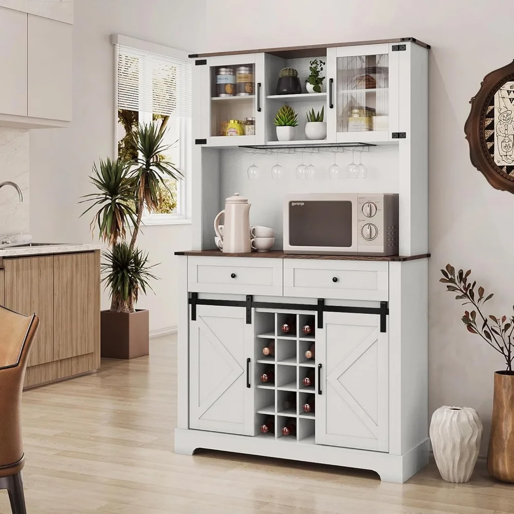 ファームハウススタイルの背の高いキッチンビュッフェキャビネット、引き戸とワイングラス収納付き