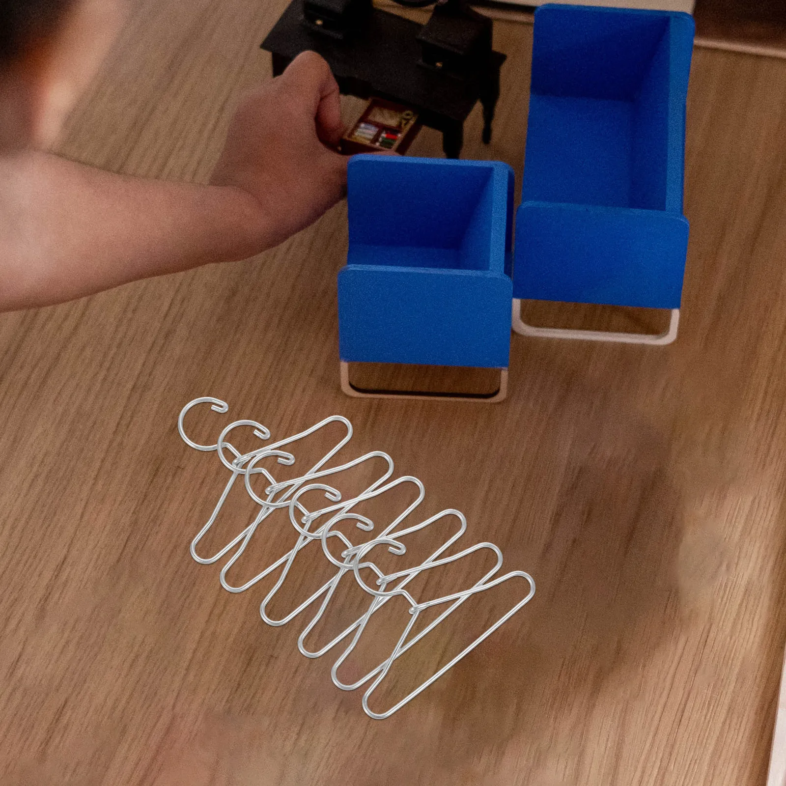 

20 шт. прочных железных мини-вешалок для кукольных домиков, компактный реалистичный дизайн, декор для мини-гардероба, миниатюрные вешалки