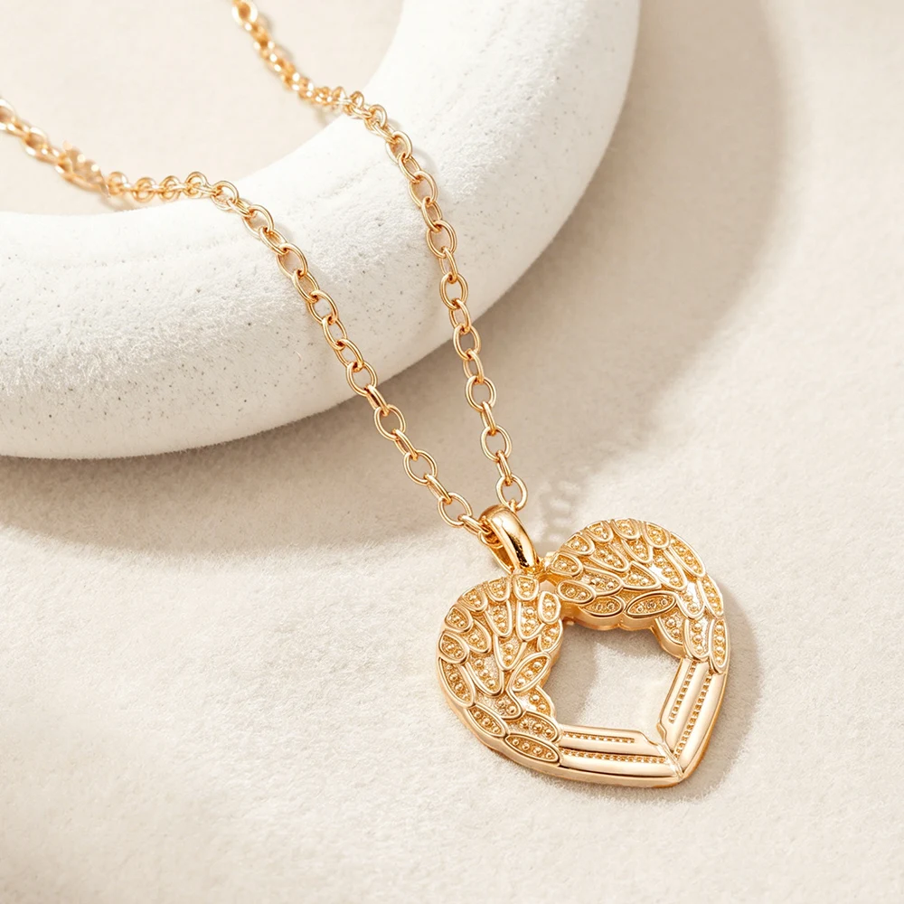 French Vintage-Style Wing & Openwork Heart Pendant Necklace Niche Design,Versatile & Chic Clavicle Chain for Women's Daily Wear