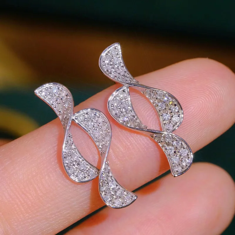Huitan Zierliche, exquisite, gedrehte Form-Ohrstecker für Damen, silberfarbener Zirkonia-Schmuck für den Alltag, Modeaccessoires