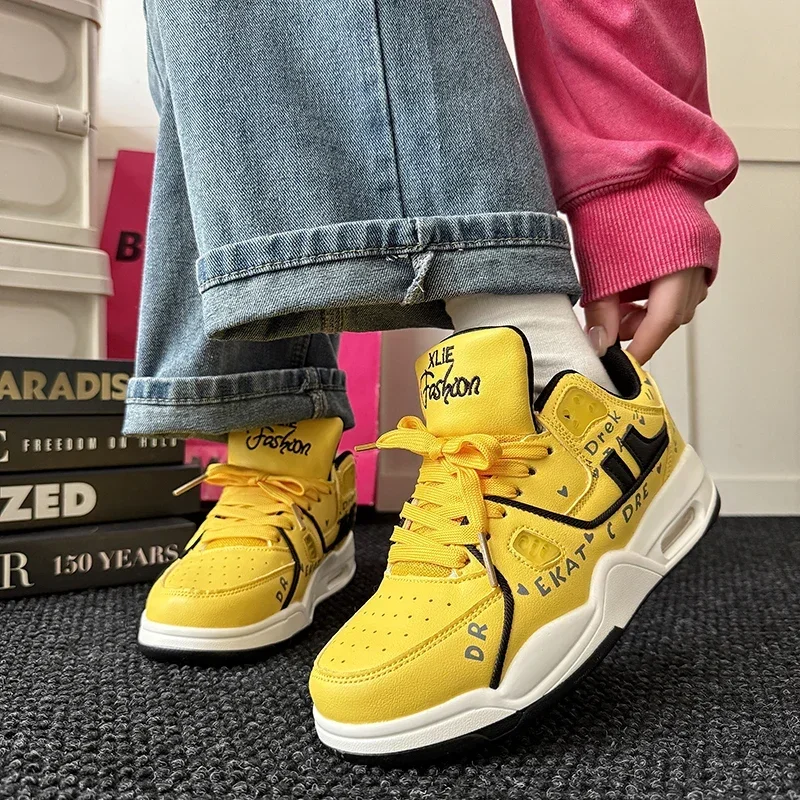 Sapatos esportivos casuais masculinos com amortecimento de ar primavera 2025 novo estilo estudante versátil aumentando tênis brancos material sem couro