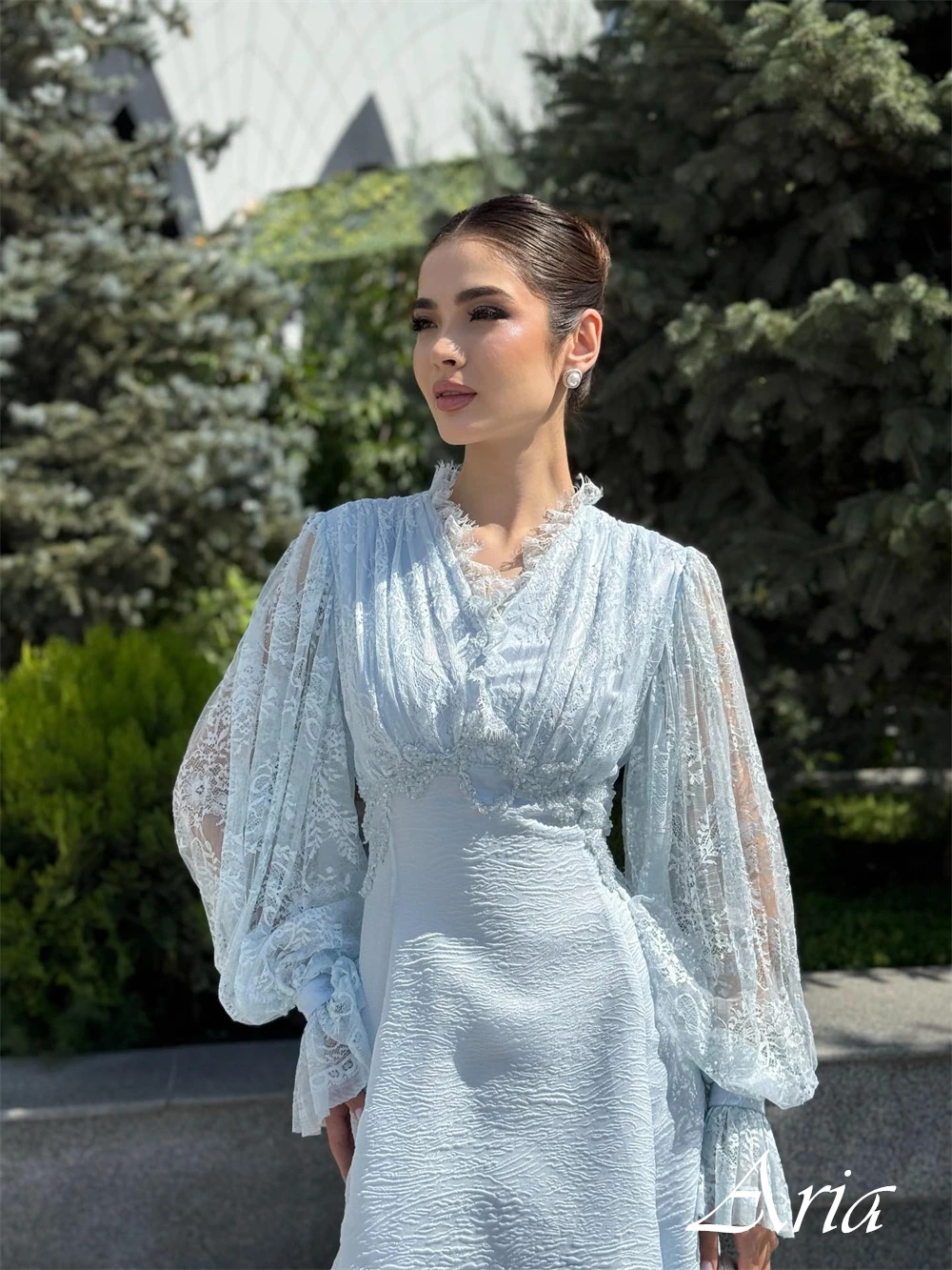 Maßgeschneidertes formelles Cocktailkleid mit V-Ausschnitt und langen Ärmeln, A-Linie, knöchellanges Abendkleid, Federnapplikationen, zartes Ballkleid