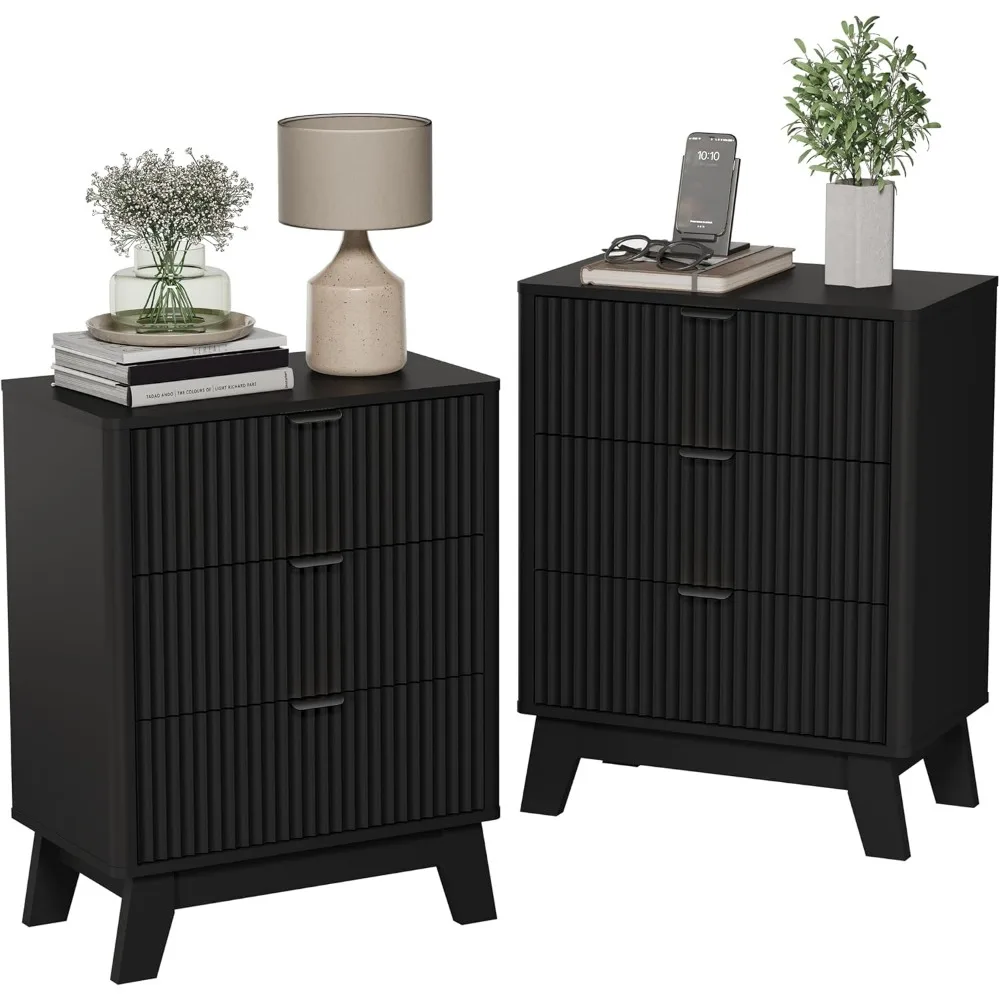 منضدة خشبية مخددة حديثة بثلاثة أدراج من منتصف القرن مع مقابض معدنية، مجموعة طاولة بجانب السرير ونهاية